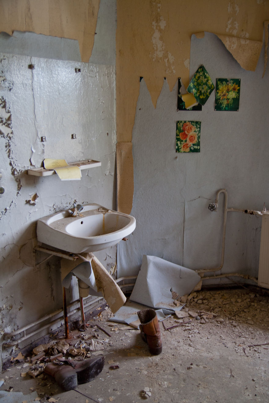 Exploring A Former Lung Hospital Next To Berlin