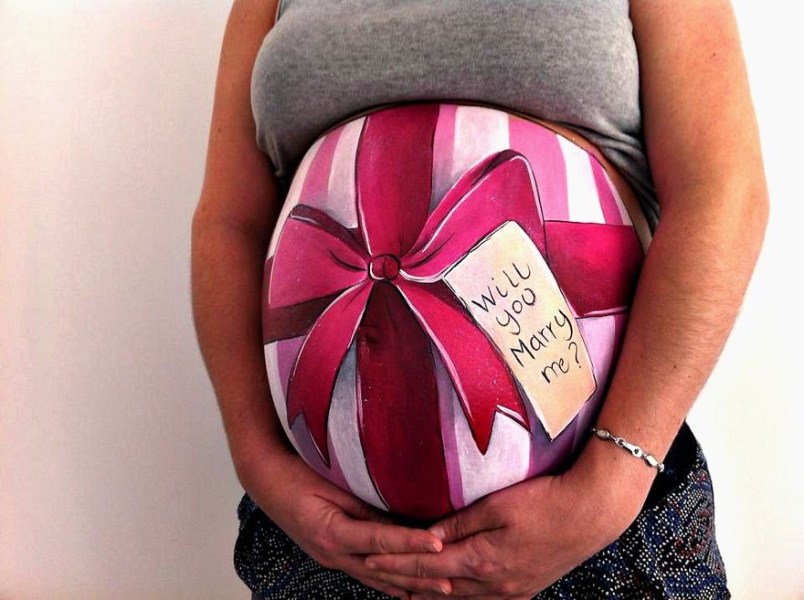 Dad-To-Be Proposes To His Pregnant Girlfriend With Baby Bump Painting That Was Revealed In The Mirror