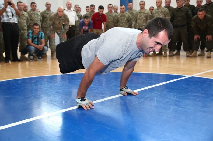 Inspiring Story Of A Double Amputee Soldier Who Doesn’t Let The Injury Stand In His Way