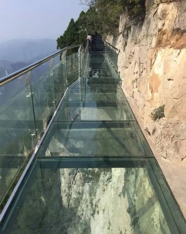 glass-bottomed-walkway-cracked-yuntai-mountain-henan-china-5