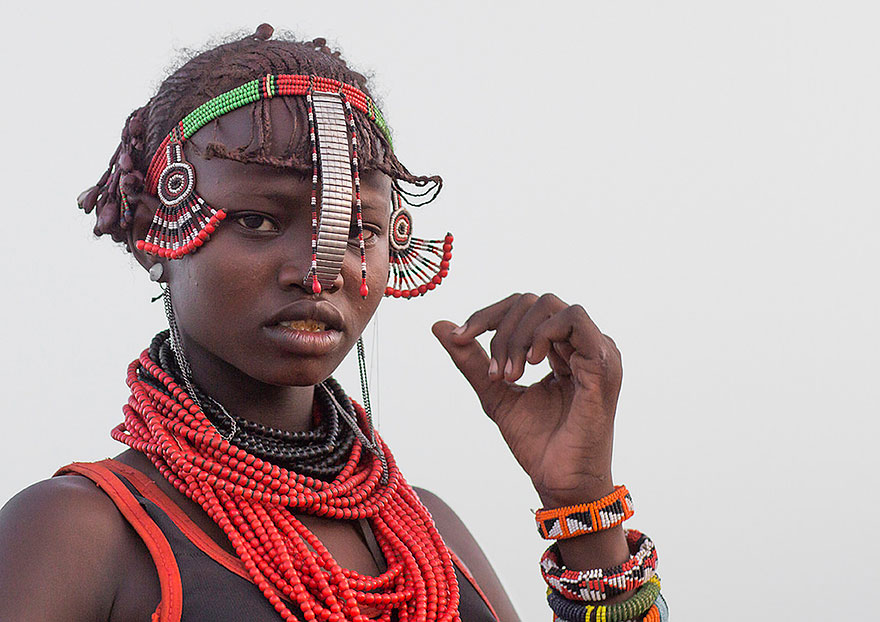 recycled-headwear-trash-jewelry-omo-valley-tribes-ethiopia-eric-lafforgue-6
