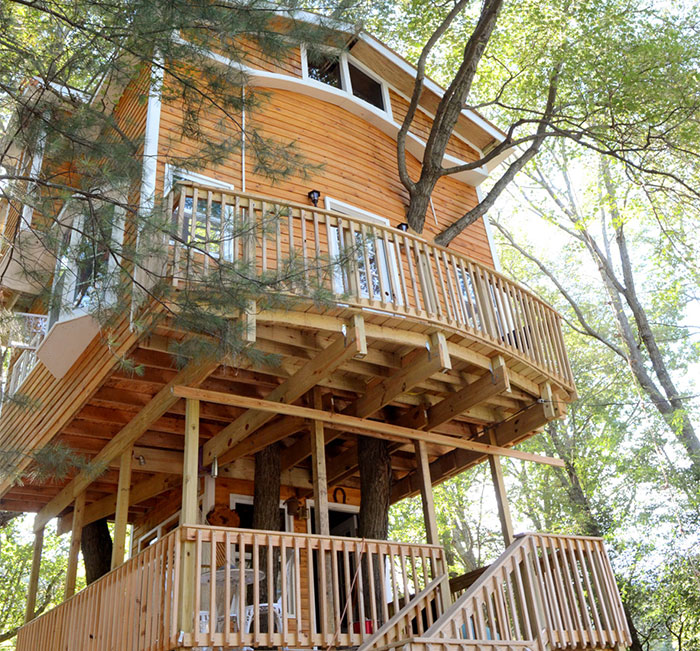 Grandfather Builds Epic 3-Story, 40Ft Treehouse For His Grandkids