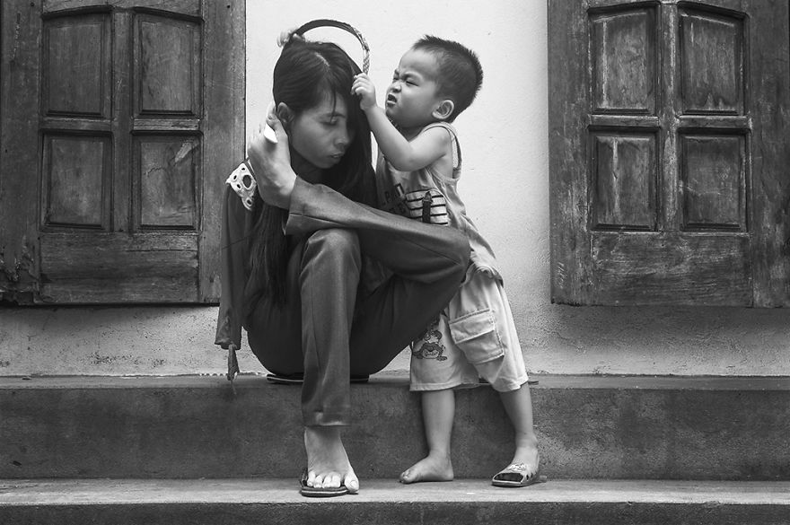 After The War: Vietnamese Girl Born Without Arms Lives Normal Life And Takes Care Of Her Nephew