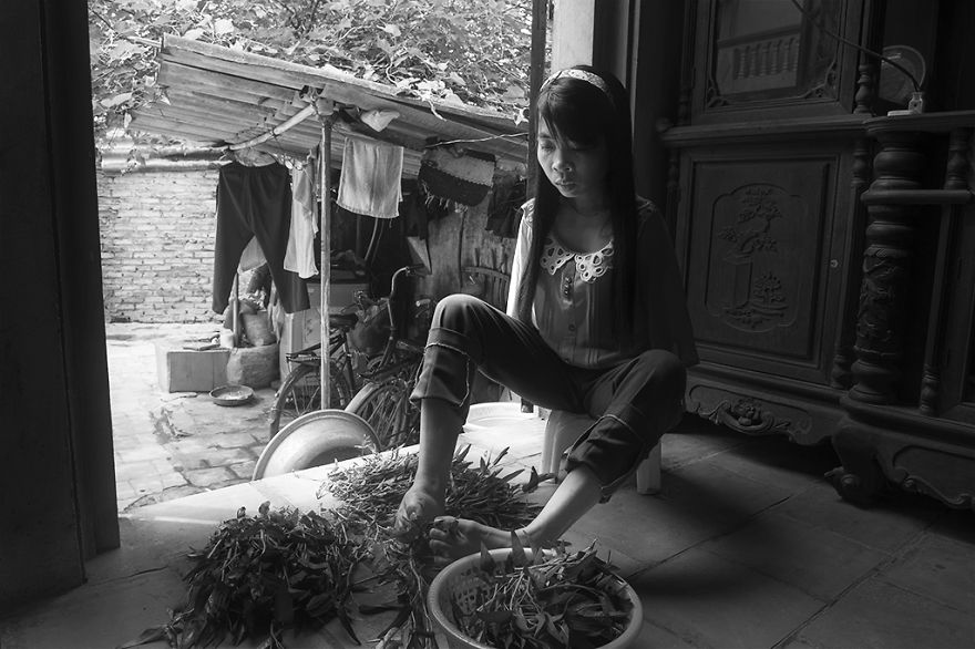 After The War: Vietnamese Girl Born Without Arms Lives Normal Life And Takes Care Of Her Nephew