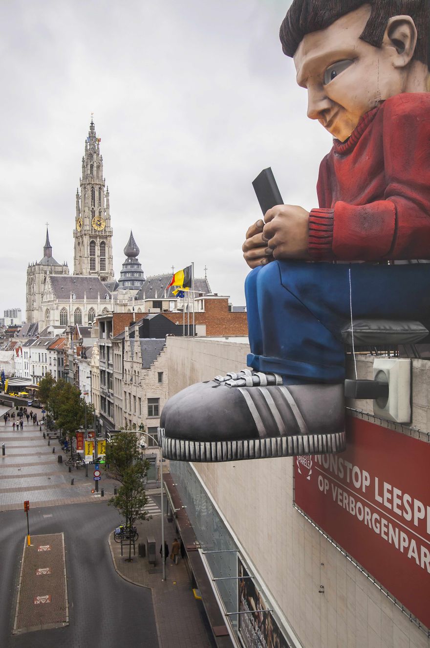 Libraries In Antwerp Hand Out 15 Free E-Books With Giant E-Reader In The Street