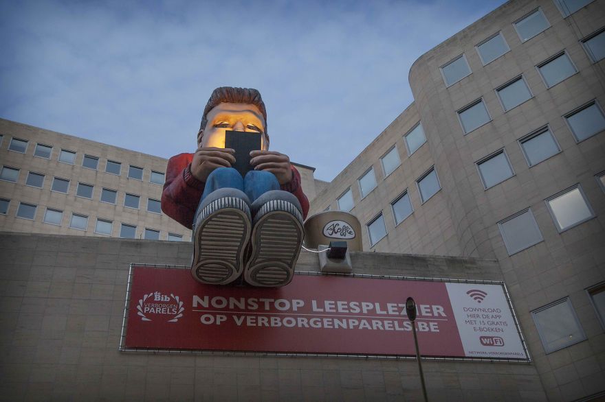 Libraries In Antwerp Hand Out 15 Free E-Books With Giant E-Reader In The Street