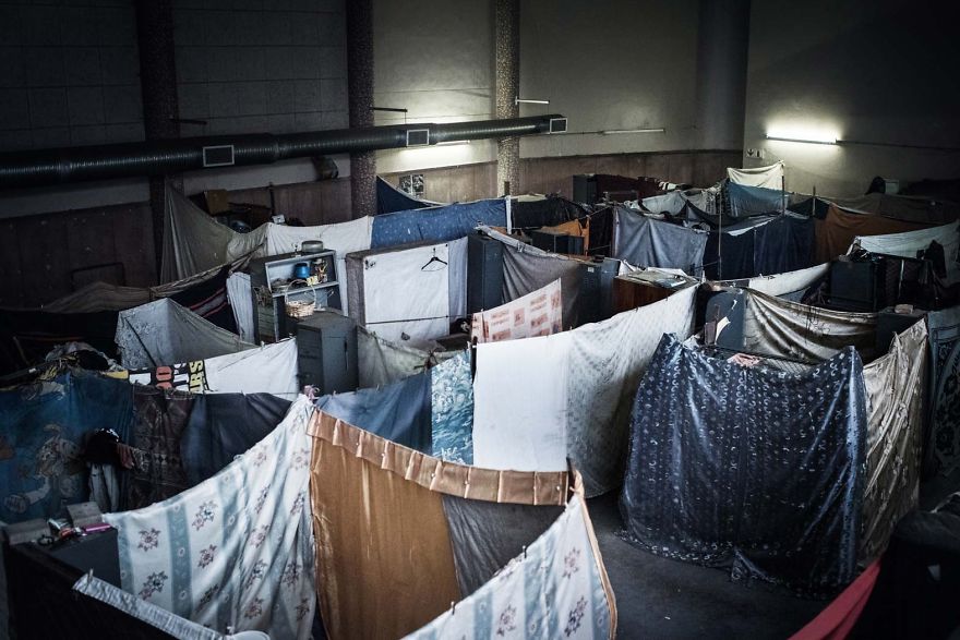 Over 400 People Live In This "Moth" Building After A Shopping Mall Replaced Their Homes