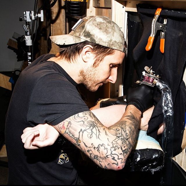 Famous Tattoo Artist Offers To Ink People For FREE If They Agree To Put Their Arms In A Hole For A Surprise
