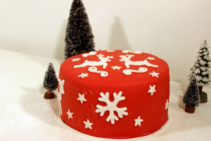 Red White Christmas Cake