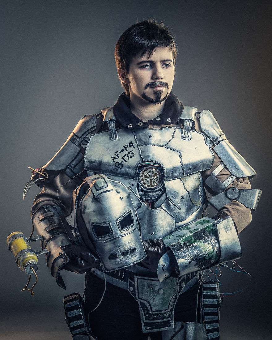Guy Creates Unbelievable Detailed Iron Man Mk1 Costume