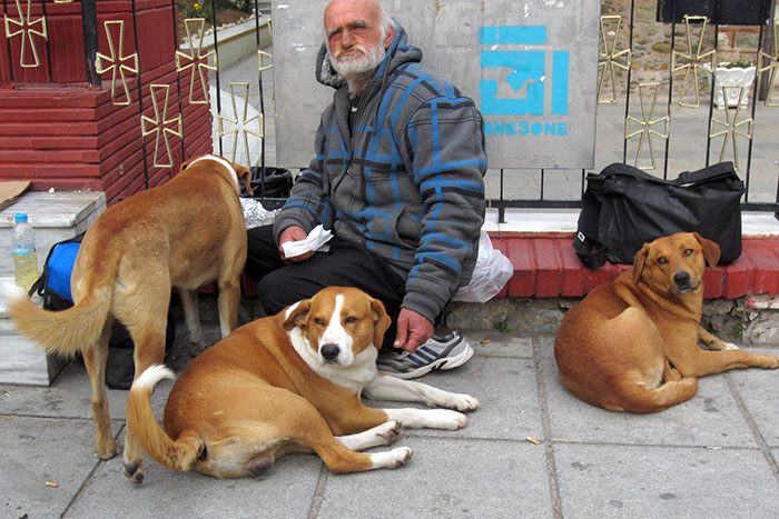 Homeless With 3 Of His 4 Dogs Shares Whatever Food He Has With Them