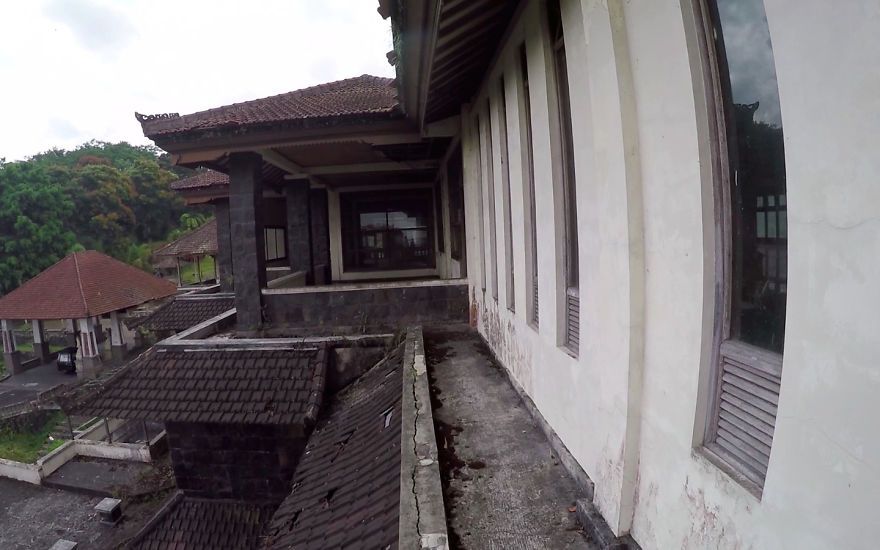 I Discovered A Massive Abandoned Hotel In Bali And Spent Hours Exploring It
