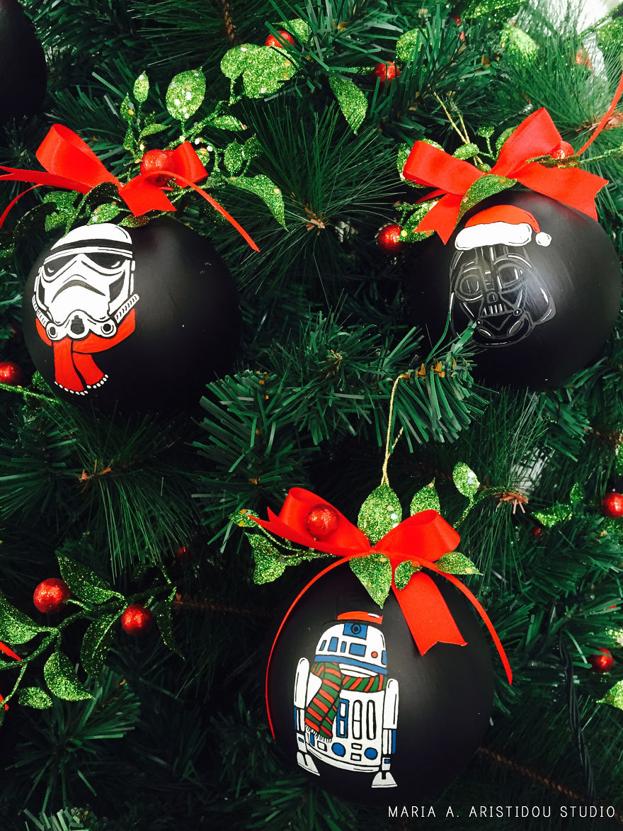My Mom Let Me Decorate The Christmas Tree This Year, So I Made It Star Wars Style!