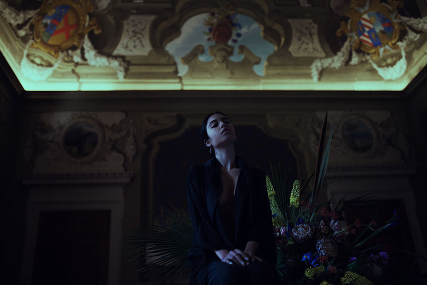 Experiment: 12 Photographers Were Given 15 Minutes, Flowers, And A Model In The Same Villa
