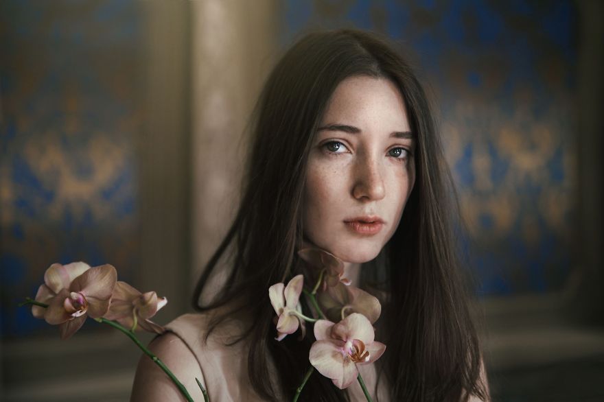Experiment: 12 Photographers Were Given 15 Minutes, Flowers, And A Model In The Same Villa