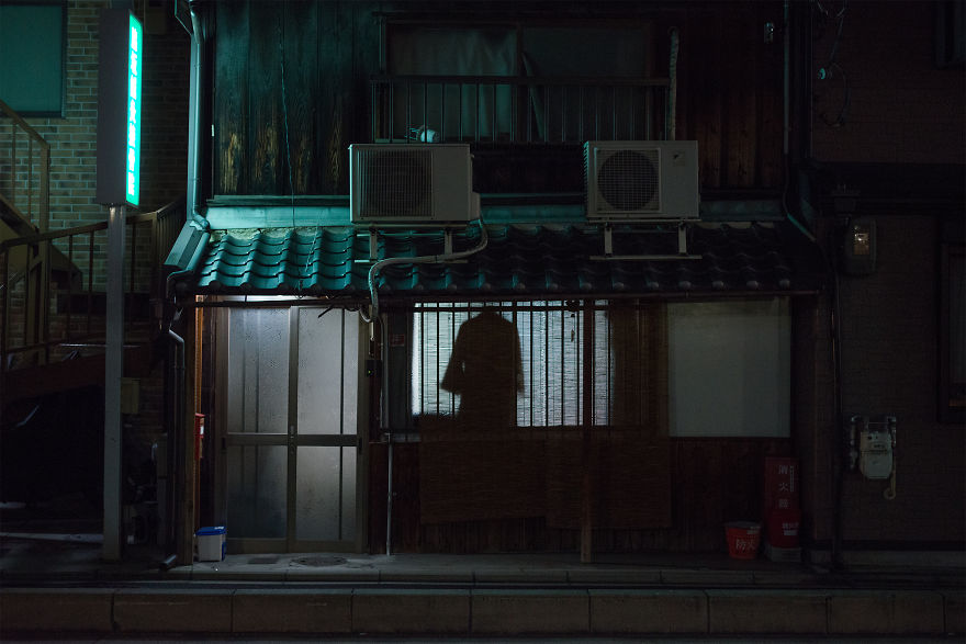 I Photograph People Working Night Shifts In Japan
