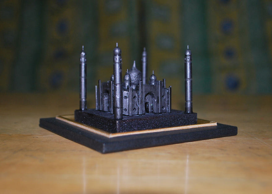 It Took 72 Hours To Make This Tiny Taj Mahal Graphite Sculpture