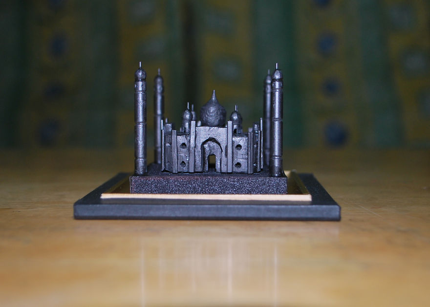 It Took 72 Hours To Make This Tiny Taj Mahal Graphite Sculpture