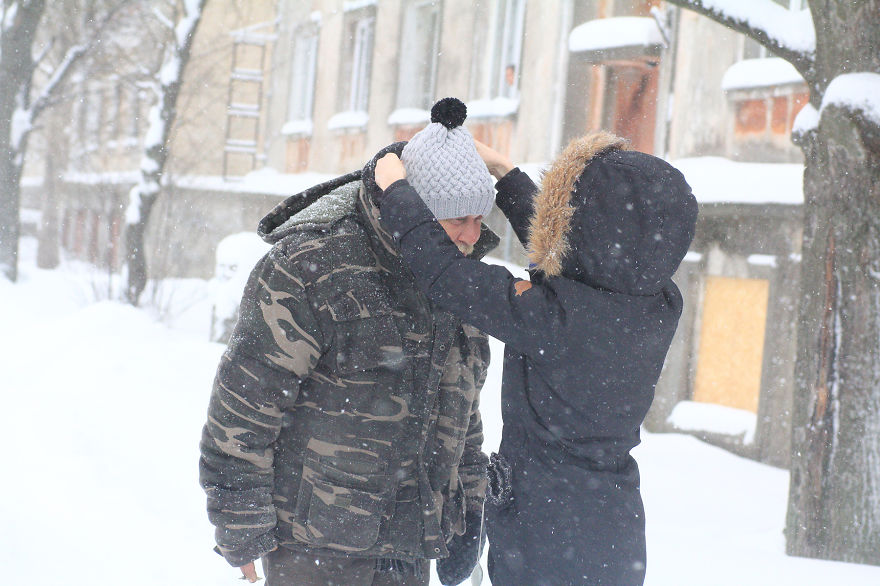 Two Entrepreneur Sisters Give Homeless People Some Warm Knitwear During Heavy Blizzards.