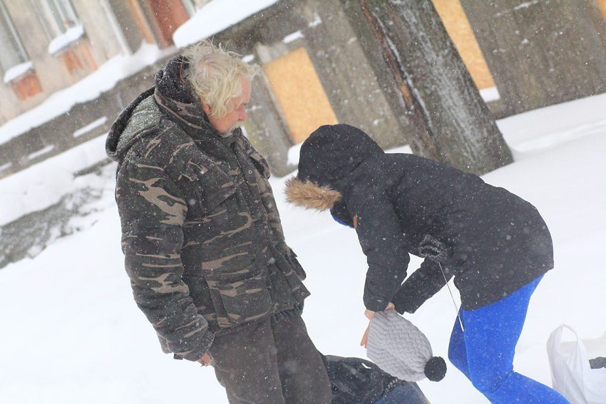 Two Entrepreneur Sisters Give Homeless People Some Warm Knitwear During Heavy Blizzards.