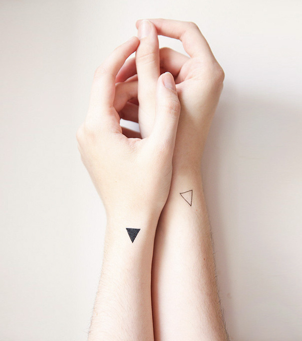 Black filled triangle on one arm and empty triangle on other arm