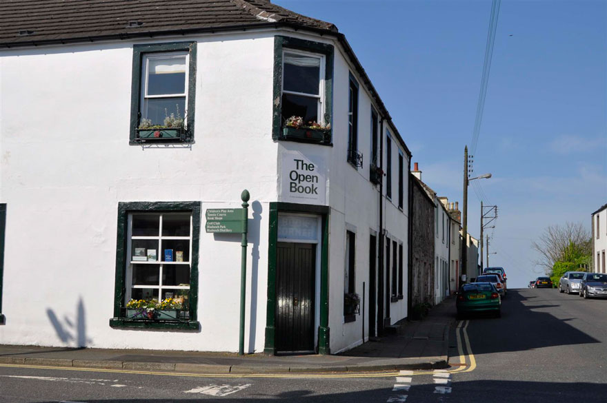 Travellers Staying At This Place In Scotland Take Turns Running The Bookshop Downstairs