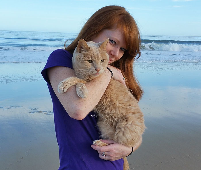 Woman Rescues 21-Year-Old Cat Abandoned By Owner, To Give Him Best Remaining Days