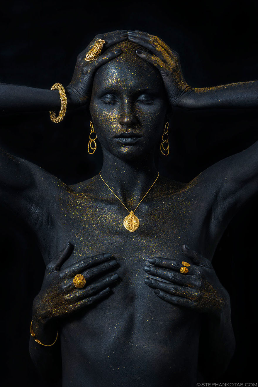 Amazing Black Paint Portraits Make Golden Jewellery Shine Like Never Before!