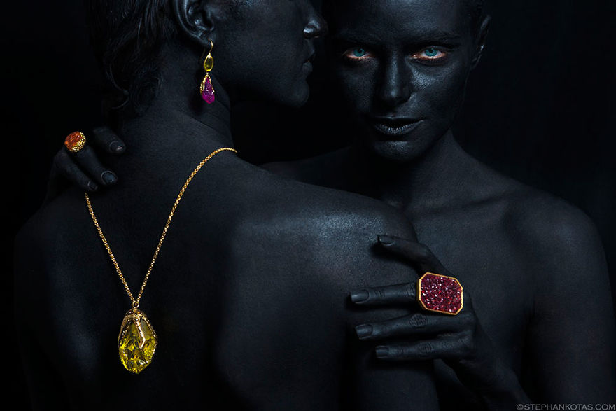 Amazing Black Paint Portraits Make Golden Jewellery Shine Like Never Before!