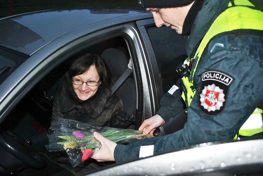 lithuanian-police-officers-give-flowers-international-womens-day-11
