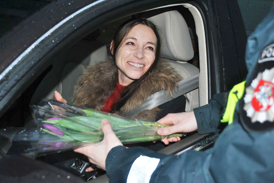 lithuanian-police-officers-give-flowers-international-womens-day-14