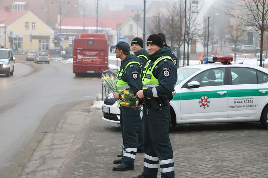 lithuanian-police-officers-give-flowers-international-womens-day-15