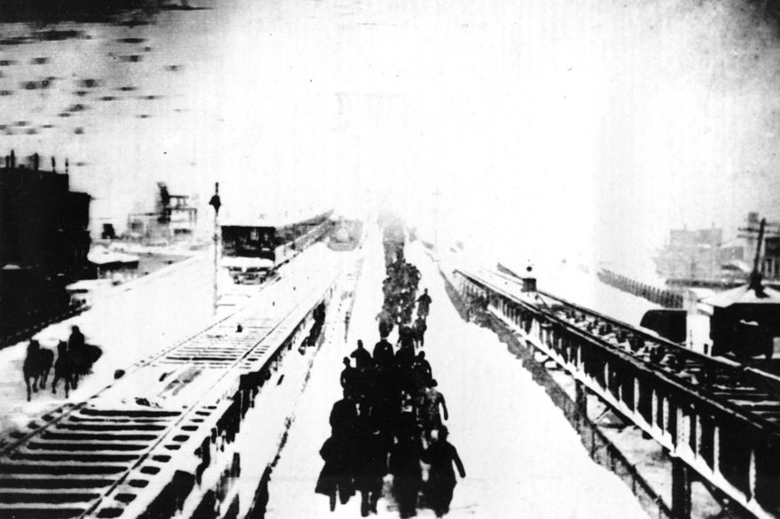 New Yorkers Hiking Across The Brooklyn Bridge After Being Forced To Leave Their Train