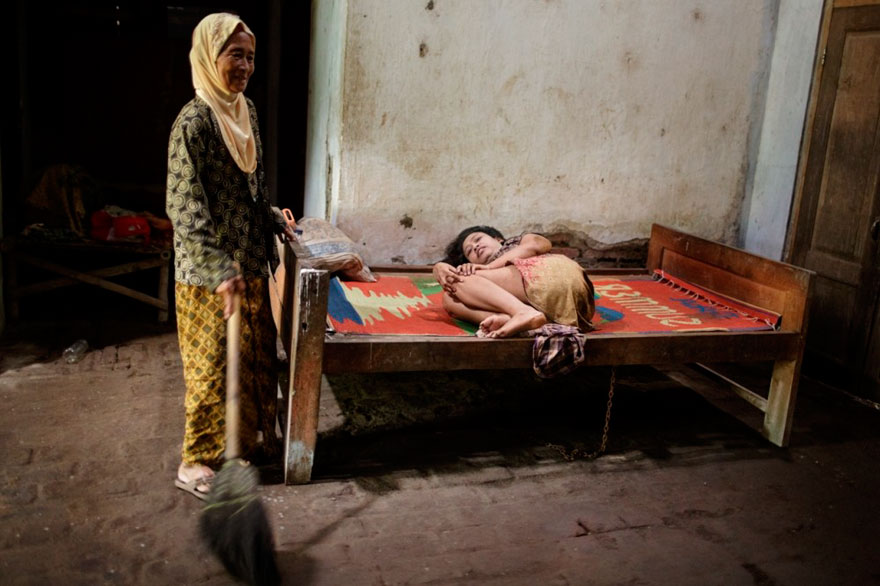 Shocking Photos Of Indonesia’s Mentally Ill Patients Show Their Disturbing Living Conditions