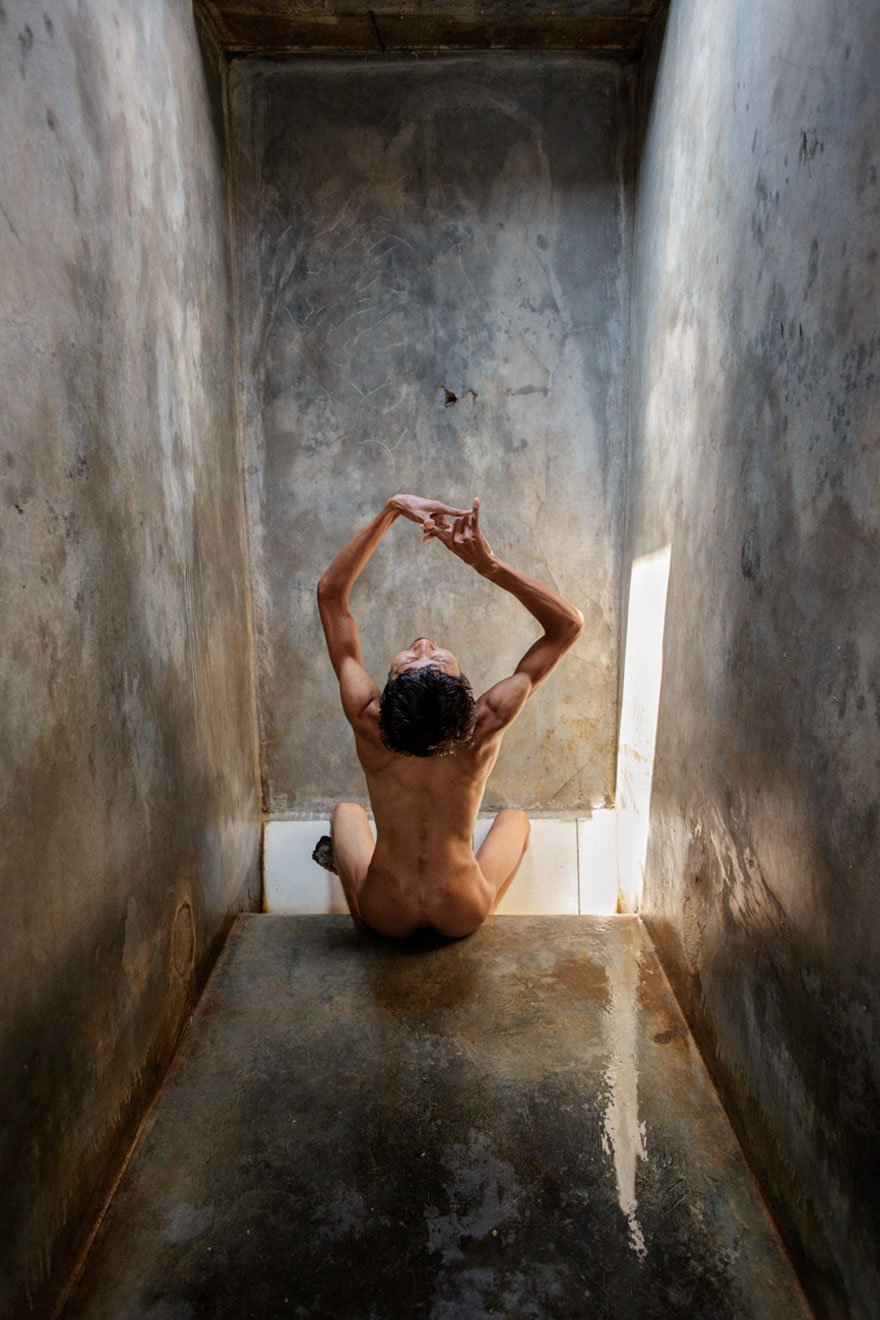 Shocking Photos Of Indonesia’s Mentally Ill Patients Show Their Disturbing Living Conditions