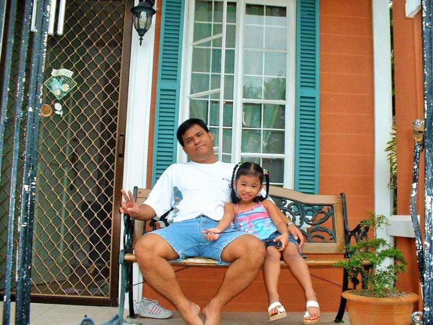 Adorable Dad Shares Series Of Photos W/ His Daughter Sitting On The Same Bench For 14yrs