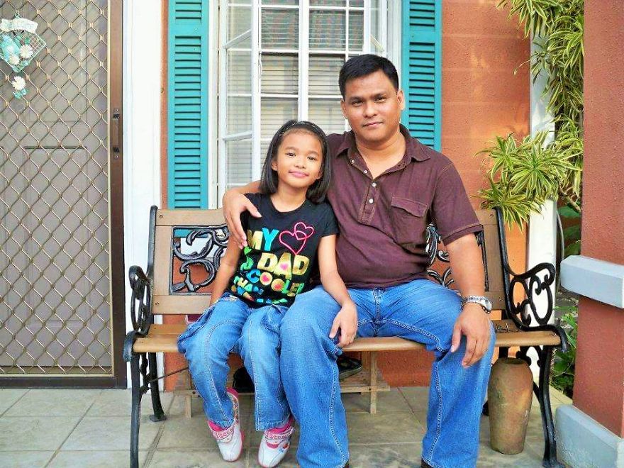 Adorable Dad Shares Series Of Photos W/ His Daughter Sitting On The Same Bench For 14yrs