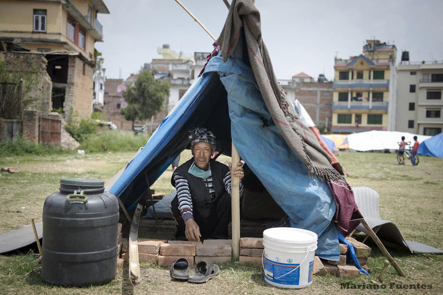 老人居住在简陋的帐篷,marian fuentes