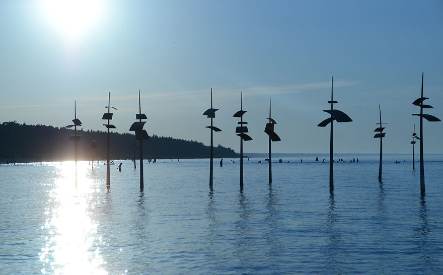 Artist Takes Art Exhibition To Another Level By Placing His Wooden Sculptures Right In The Sea