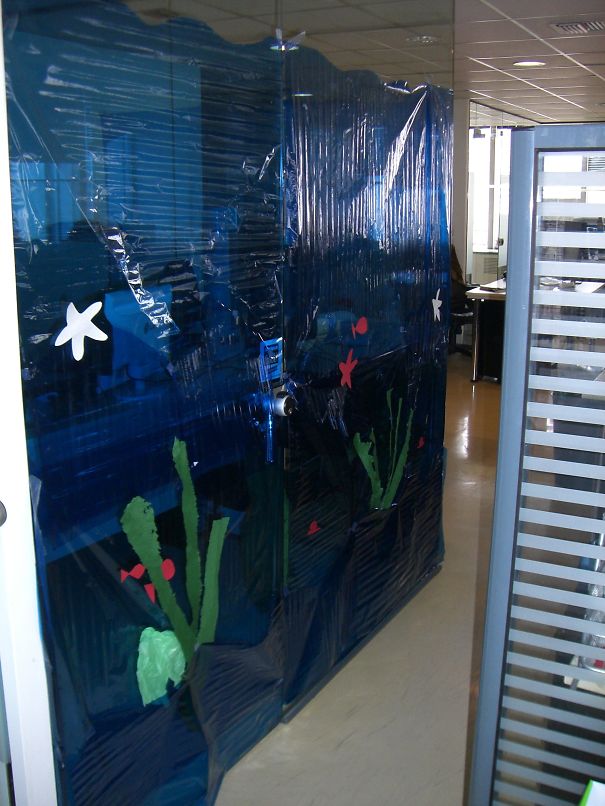Turn Your Co Worker Cubicle Into An Aquarium