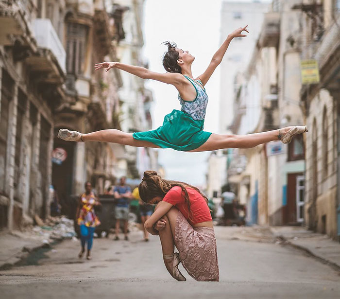 Ballet Dancers Practicing On The Streets Of Cuba (24 pics)