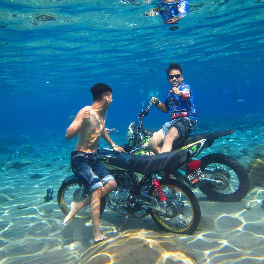 Go Down With Your Motorcycle In This Pool Go Down With Your Motorcycle In This Pool