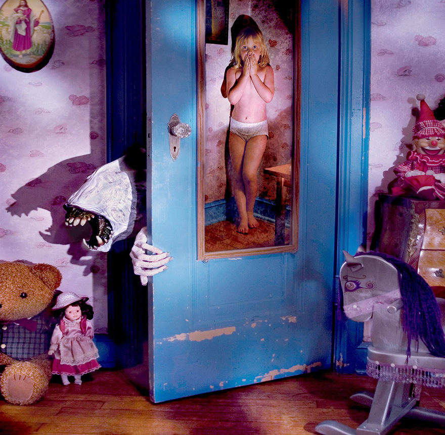 Photographer Dad Creates Horror Photos Together With His Daughters