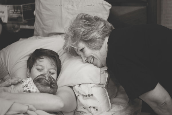 20 Raw Pics Of Mothers Helping Daughters Give Birth