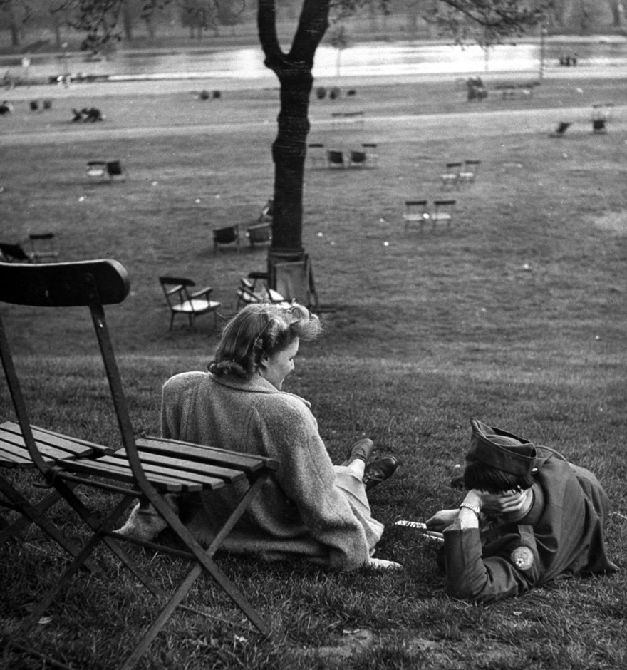 Anglo-American Friendship Is Furthered By Boy And Girl Meetings In Hyde Park, 1945