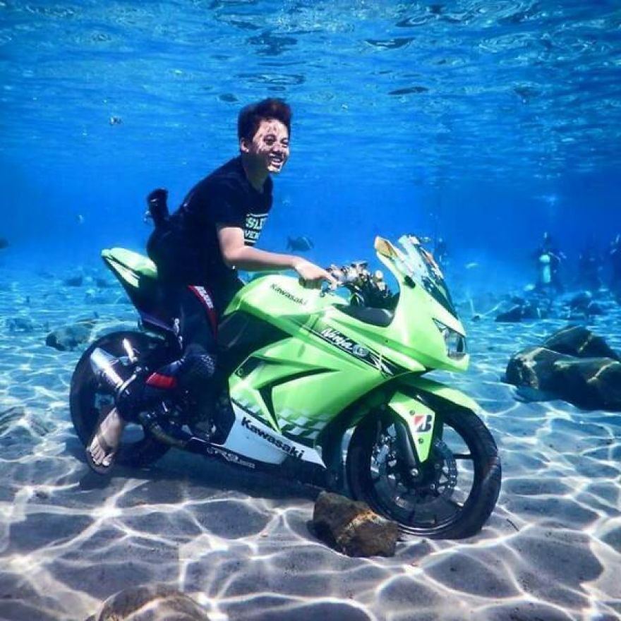 Go Down With Your Motorcycle In This Pool Go Down With Your Motorcycle In This Pool
