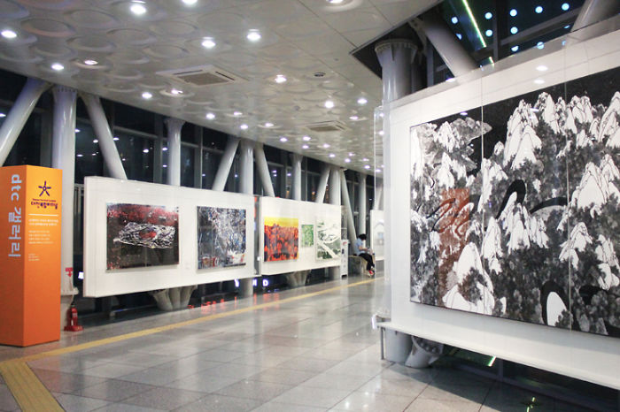 How Vacant Public Space Of A Bus Terminal Became An Art Gallery