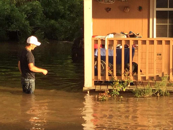 dad-son-save-dogs-flood-texas-6