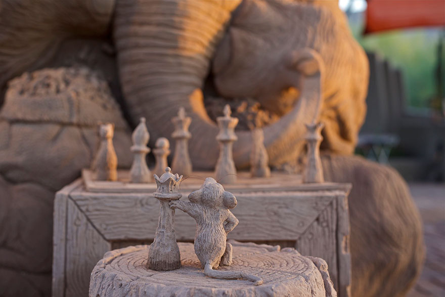 elephant-mouse-playing-chess-sand-sculpture-ray-villafane-sue-beatrice-6