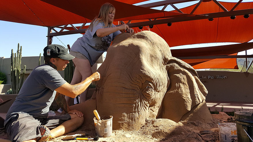elephant-mouse-playing-chess-sand-sculpture-ray-villafane-sue-beatrice-8